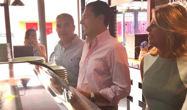 Elías Bendodo, Juanma Moreno y Ángeles Muñoz en Marbella