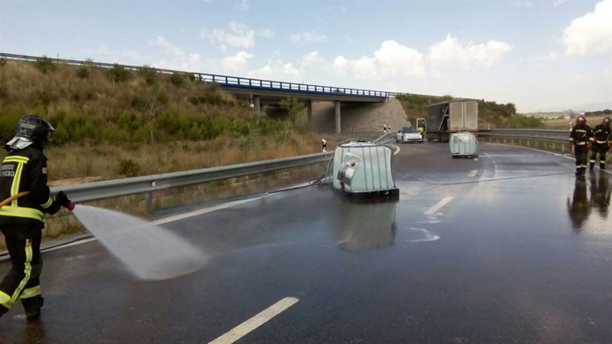 Pérdida de carga de un camión en la A-22, en Siétamo (Huesca)