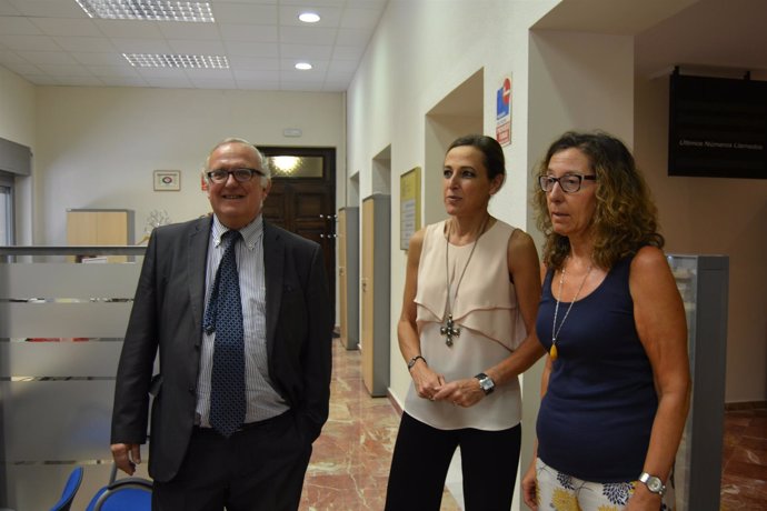 Lacruz visita las nuevas dependencias de la Oficina de Extranjería