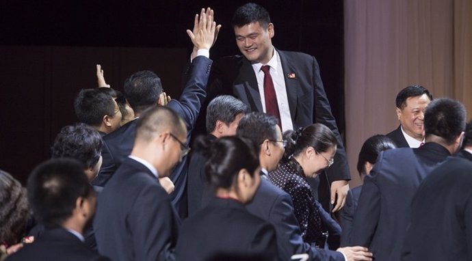 Yao Ming y la delegación china celebran el triunfo