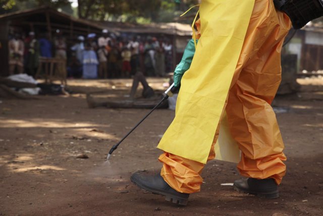 Desinfección en una de las clínicas para enfermos de ébola de Guinea