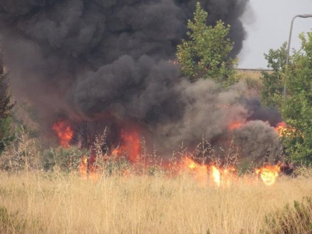 Autobús incendiado en el Aeropuerto de El Prat