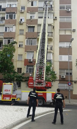 Bomberos trabajando ante un fallecido en Sevilla.