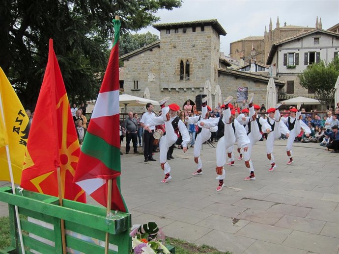 Actuación de dantzaris durante el acto