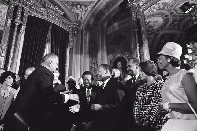Lyndon Johnson aprueba la Ley de Votación de 1965