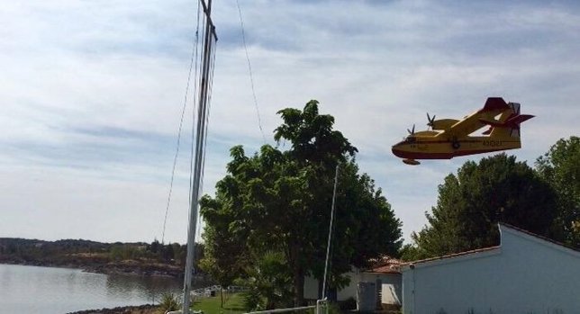 Un avión se dispone a cargar agua para luchar contra el fuego de Sierra de Gata