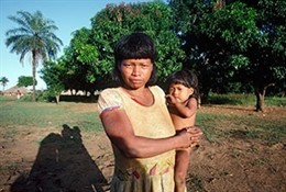 Una mujer de la tribu Xavante con su hijo en brazos, Mato Grosso (Brasil)