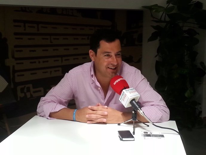 Juanma Moreno durante la entrevista