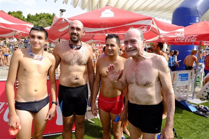 El alcalde participa en la 56 Travesía a Nado