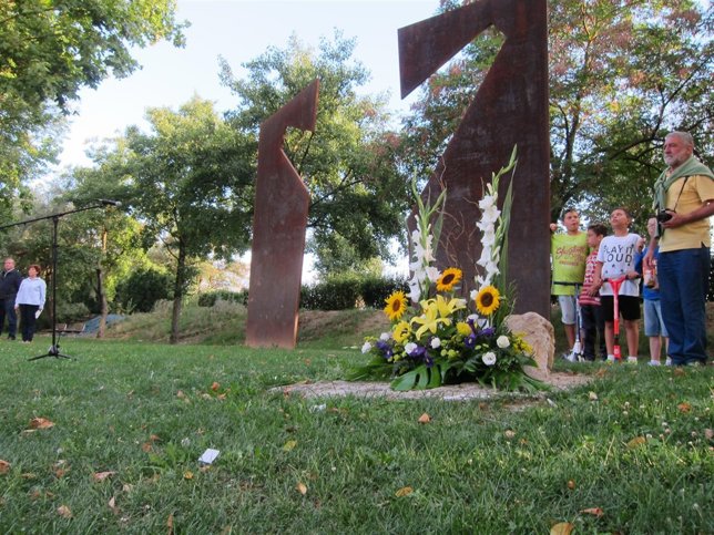 Ofrenda floral en memoria de Francisco Casanova