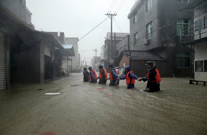 Equipos de rescate en China por el paso del tifón 'Soudelor'