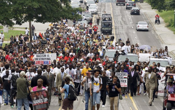 Manifestación por el aniversario de la muerte de Michael Brown en Ferguson