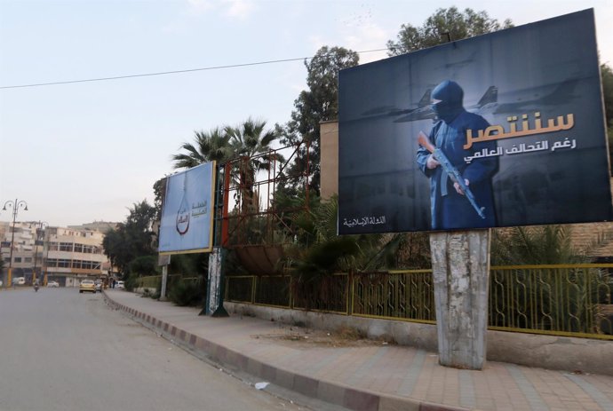 Carteles del Estado Islámico en la ciudad siria de Raqqa