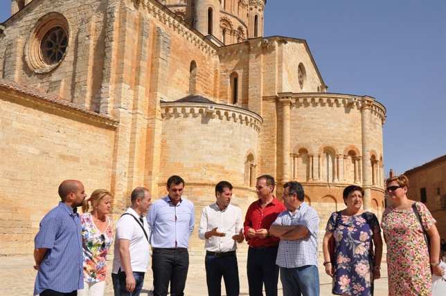 Tudanca ante la colegiata de Toro