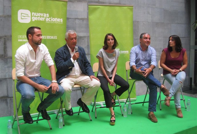 Javier Arenas, Andrea Levy y Elías Bendodo en campaña de NNGG en Málaga
