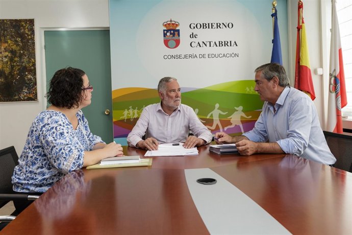 El consejero de Educación con el alcalde de Cartes