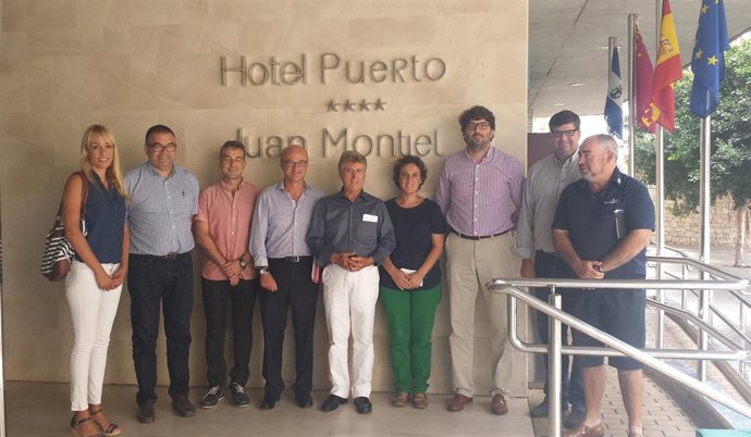 Juan Hernendez(4i), con representantes del sector turistico de Águilas 