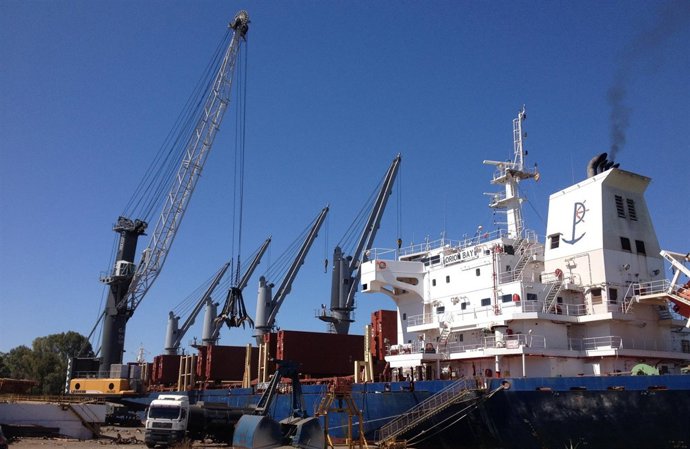 Buque Orión Bay en la terminal sevillana Carbón Puerto