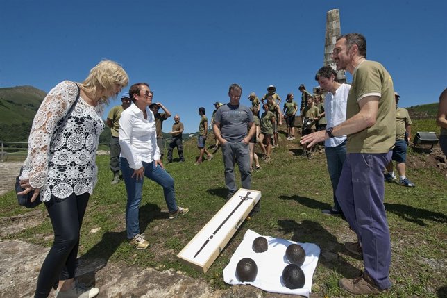 Barkos y Ollo observan una espada y una bala de cañón encontradas en el lugar