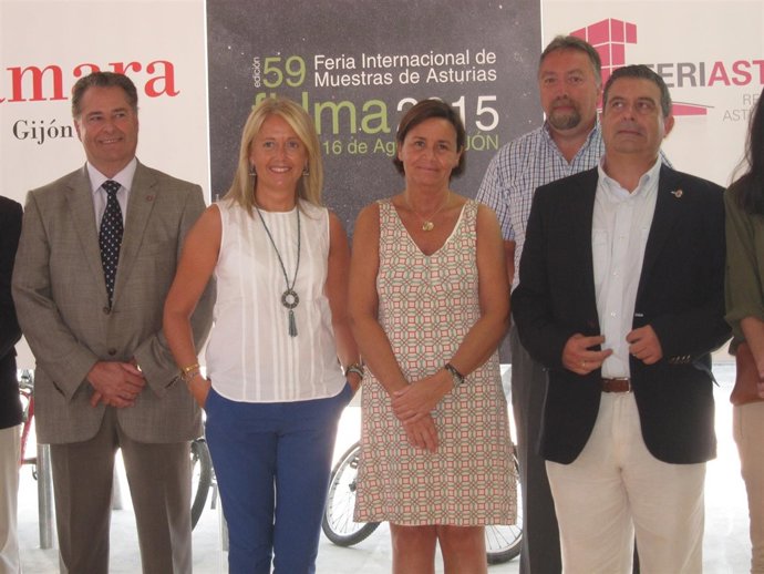 Cristina Coto y Carmen Moriyón, en el centro