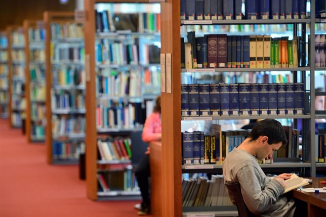 ESTUDIANTE EN BIBLIOTECA