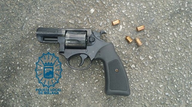 Revólver intervenido al presunto atracador
