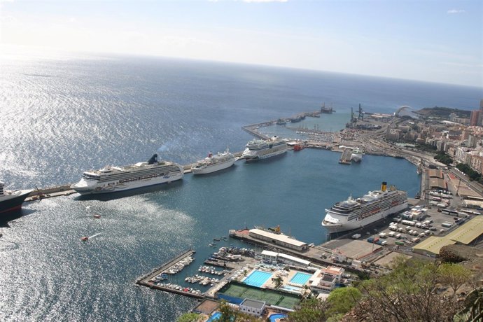 Cruceros en el puerto de Santa Cruz