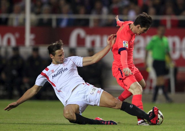 Messi aguanta la entrada de Krychowiak en el partido del Pizjuán de abril