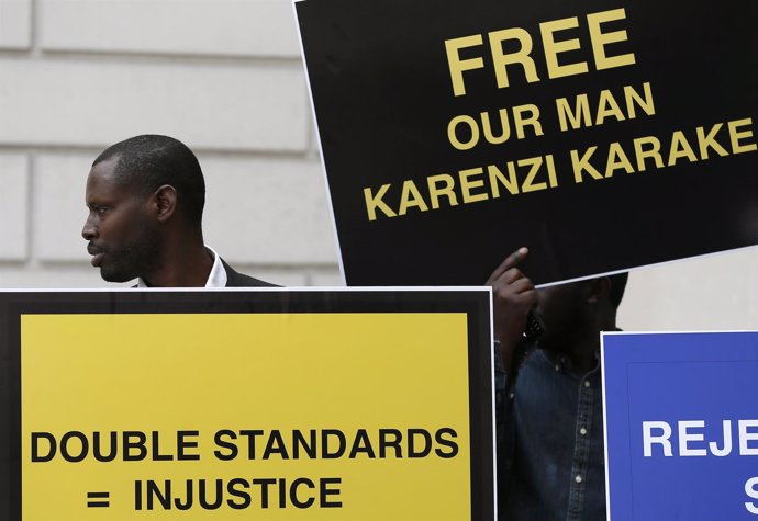 Manifestantes a favor del jefe de la Inteligencia ruandesa, Karenzi Karake