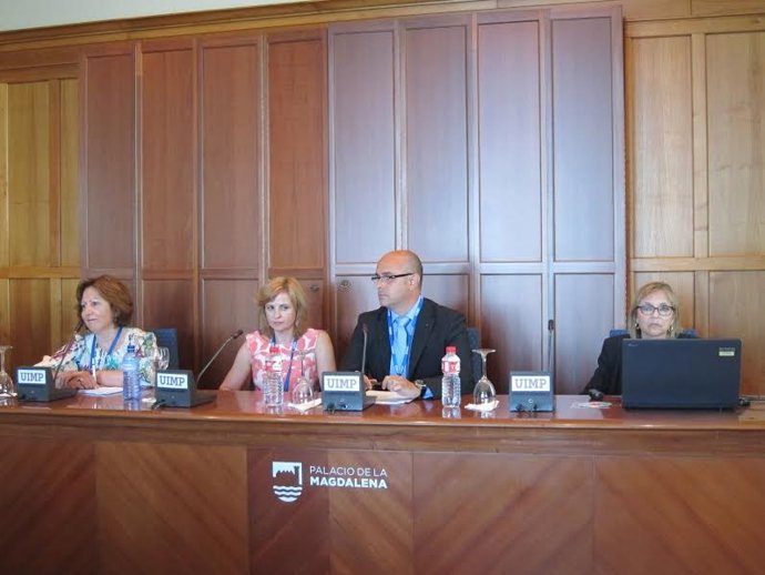 Mesa redonda con la participación de la fiscal Teresa Peramato