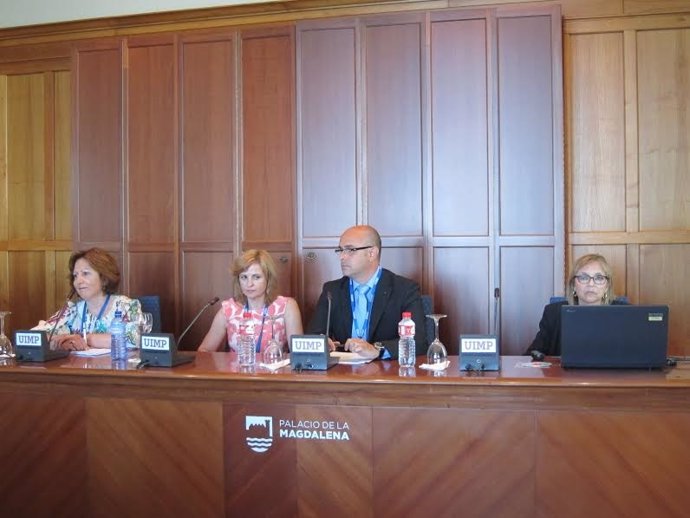 Mesa redonda con la participación de la fiscal Teresa Peramato