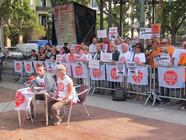 Rueda de prensa de Stop Desahucios Gipuzkoa en el Boulevard.