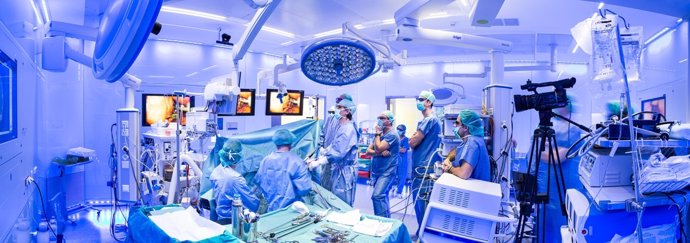 Intervención con cirugía robótica en el Clínic de Barcelona