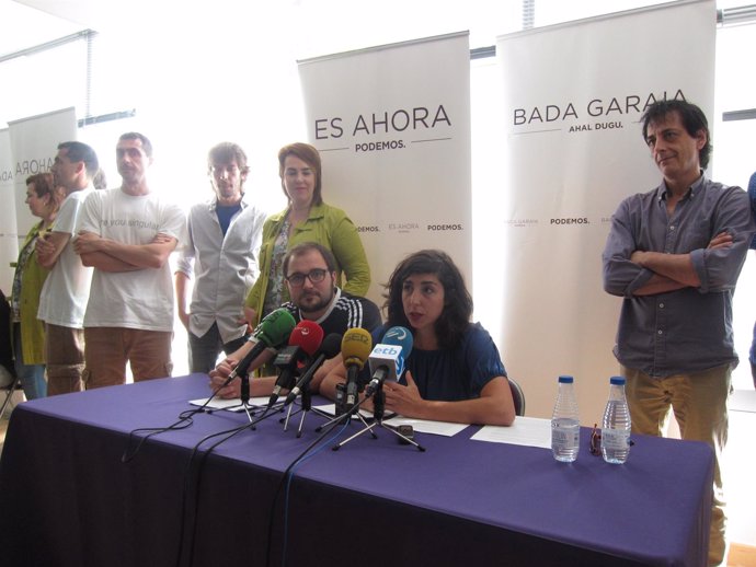 Laura Pérez con otros miembros de Podemos.
