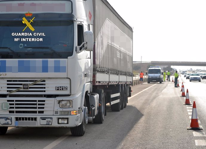 La Guardia Civil detiene al conductor de un camión articulado de gran tonelaje 
