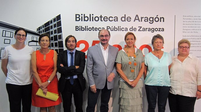 Lambán visita la muestra del 25 aniversario de la Biblioteca de Aragón