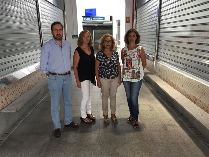 Concejales del PP en el mercado de abastos de Alcalá de Guadaíra