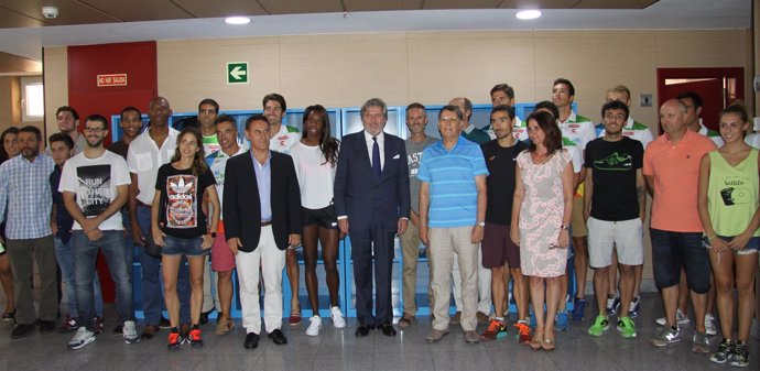 Méndez de Vigo con deportistas en la Residencia Blume