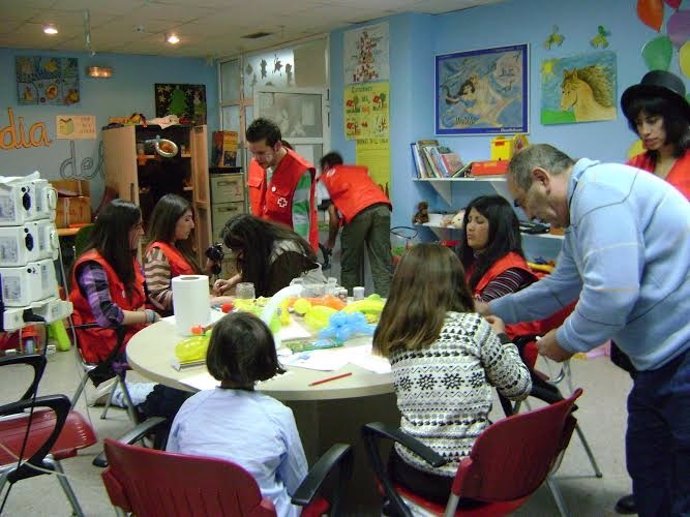 Voluntarios jóvenez de Cruz Roja en Huelva.