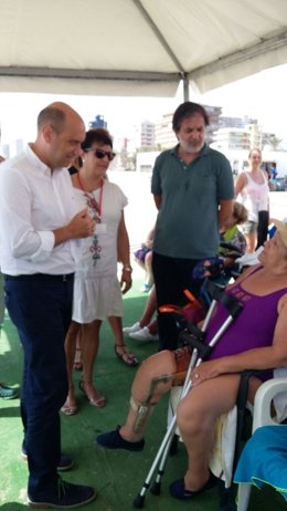 Imagen de la visita a la zona de baño adaptado