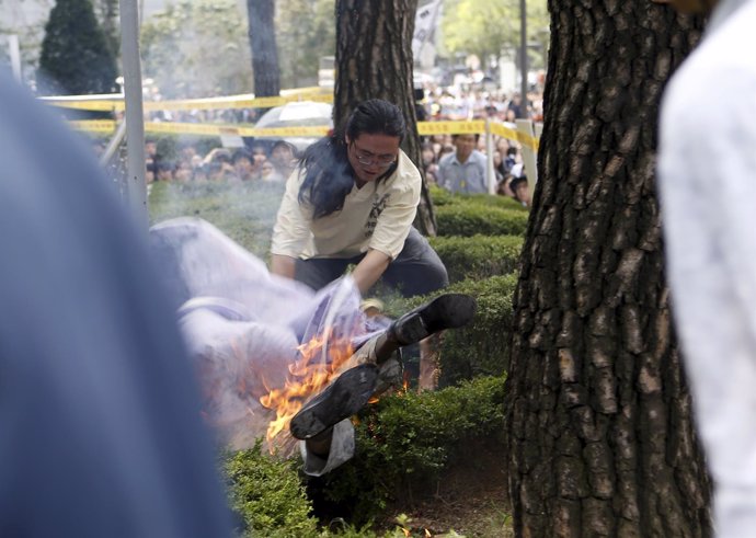 Un hombre se prende fuego en Seúl, frente a la Embajada de Japón