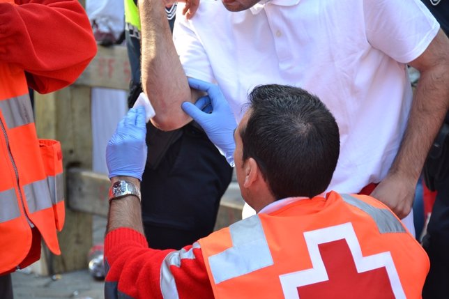 Sanitarios de la Cruz Roja atendiendo a los heridos