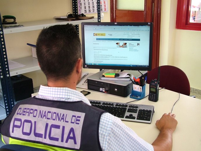 Un agente de la Policía Nacional consulta la página de la Seguridad Social.