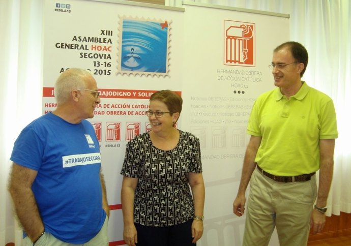 Almazán (D) con miembros de HOAC