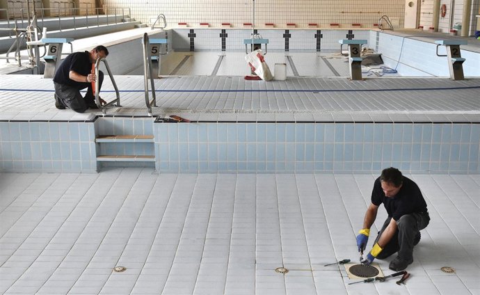 Obras de mantenimiento en la piscina municipal cubierta