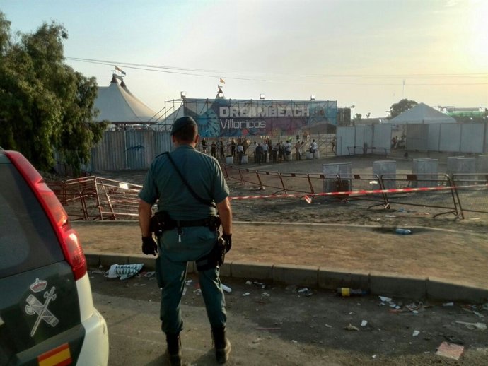 Un guardia civil frente al Dreambeach Villaricos 