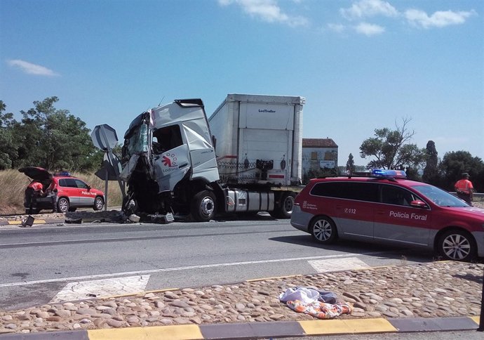Accidente entre dos camiones en Peralta.