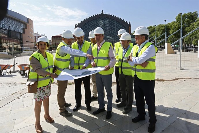 SEVILLA. 12.8.15. El alcalde, Juan Espadas, se reune con directivos de Mercadona