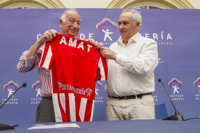 Gabriel Amat recibe una camiseta de la UD Almería