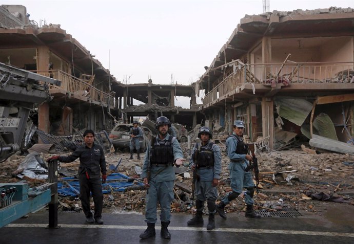 Policías afganos, en el lugar de uno de los atentados en Kabul